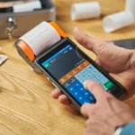 Mesin kasir mencetak struk belanja untuk bukti transaksi